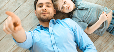 Vader en kind op de grond